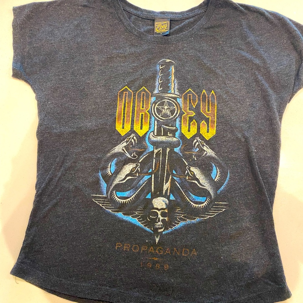 Gray skull Obey T-shirt